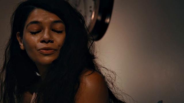 Deepthroating babe with pierced nipples gets fucked