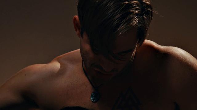 Deepthroating babe with pierced nipples gets fucked