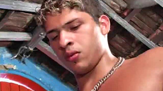 Rodrigo Lobo finds his way to the bar where twink Antonio Gallvam is having a water to cool down. Unashamed, Antonio silently flirts with the hunk.