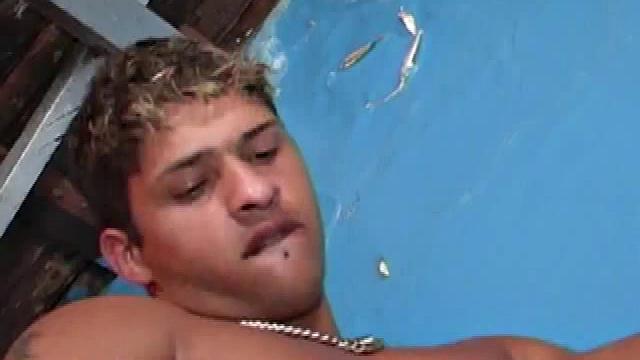 антонью не может устоять перед членом родриго в туалете бара