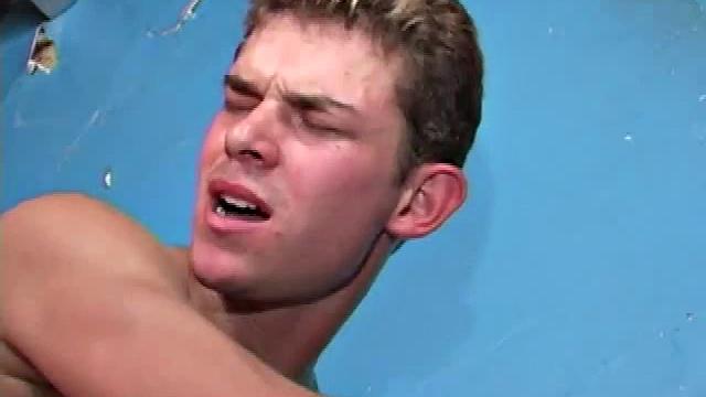 Rodrigo Lobo finds his way to the bar where twink Antonio Gallvam is having a water to cool down. Unashamed, Antonio silently flirts with the hunk.