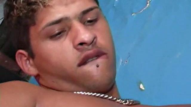 Rodrigo Lobo finds his way to the bar where twink Antonio Gallvam is having a water to cool down. Unashamed, Antonio silently flirts with the hunk.