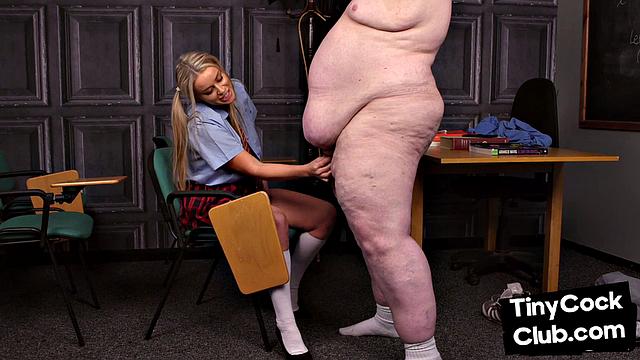 уверенная студентка дразнит парня с маленьким членом в форме
