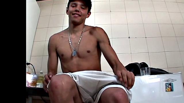 латинский твинг дрочит толстый хер и выстреливает мощно