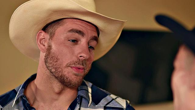 деревенский парень трахается с твинком без гондона на диване