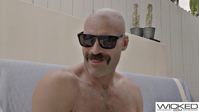 Сочная брюнетка с большими сиськами скачет на огромном члене в отеле