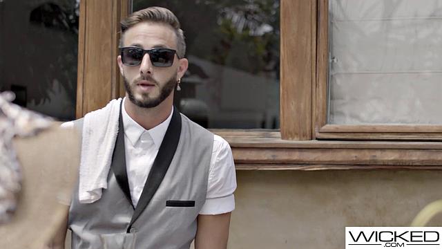 Сочная брюнетка с большими сиськами скачет на огромном члене в отеле