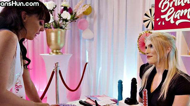 транс девчонки в белье с дилдо заводят жадных кисок