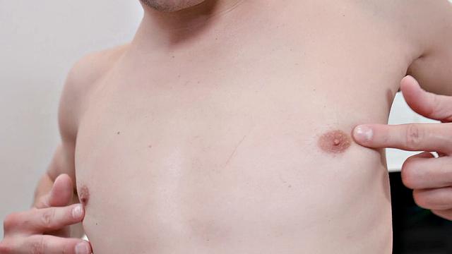 Джонни дрочит, соблазняя своим накачанным задом и стопами