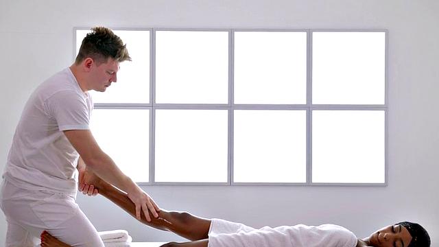 черная красавица трахается с массажистом на масляном массаже