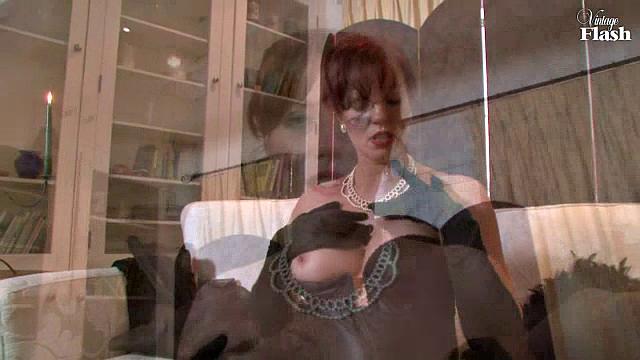 Holly Kiss - lady, all in black!