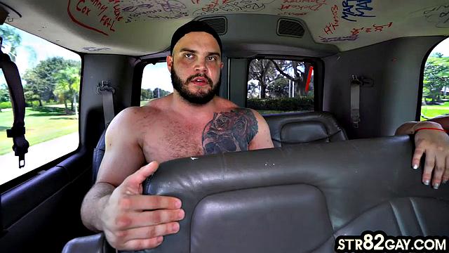 Качок-натурал отдается черному парню и кончает по-гейски.