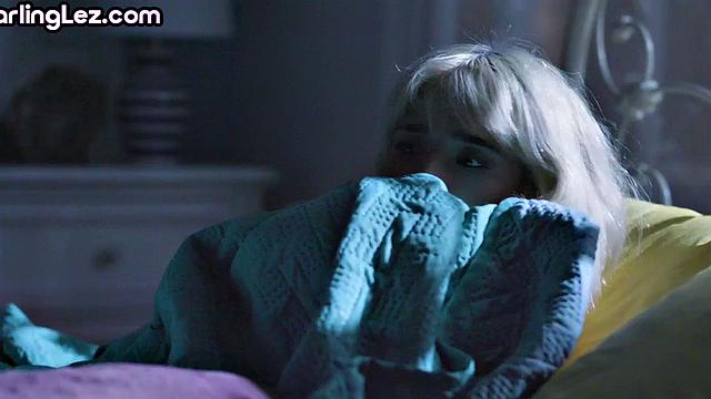 Lesbian darlings scissoring after erotic licking