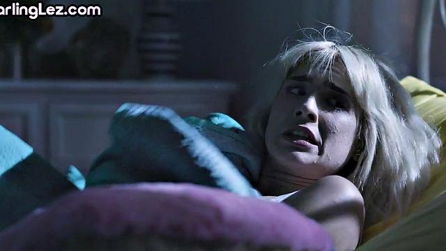 Lesbian darlings scissoring after erotic licking