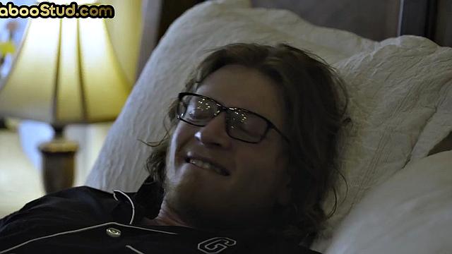 смотри, как черного отчима пасынок лижет и трахается с ним без резинки