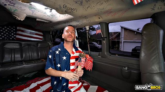 брюнетка в бикини сосёт в фургоне и получает кончей по лицу