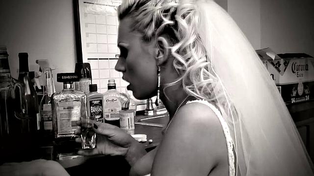 невеста Таня Джеймс получает по полной до свадьбы