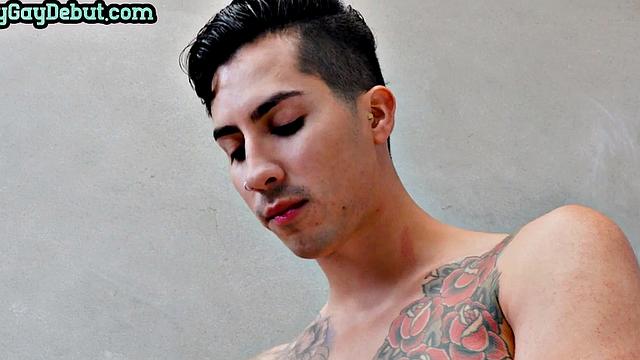 Tattooed debut stud jerks and cums in solo on casting