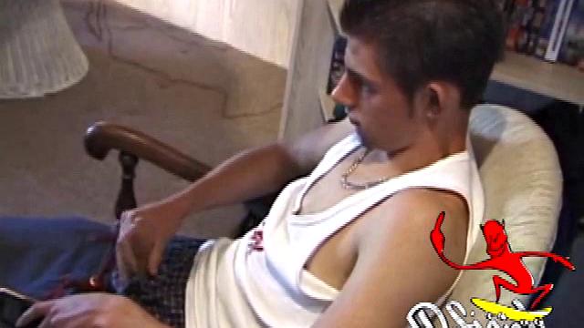 Винс отрывается от хафпайпа ради соло-дрочки и смеётся над своими трюками