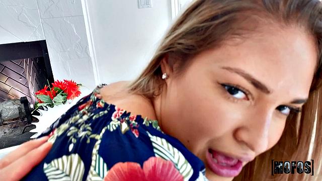 Чарльз дико кончает на лицо Gizelle Blanco во время страстного секса на полу гостиной.