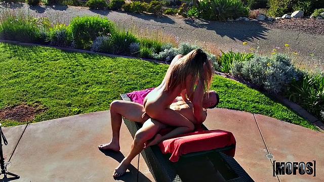 Чарльз дико кончает на лицо Gizelle Blanco во время страстного секса на полу гостиной.