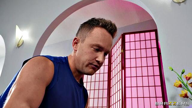 Мона Азар гнёт спину на йоге и страстно сосёт член Вану Вайлду прямо в леггинсах, потом он жарит её раком на коврике для йоги.