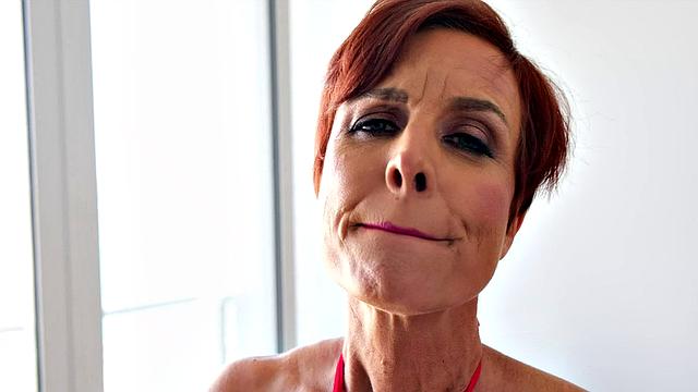 Кэнди, зрелая мамка, раздвигает жопу и дрочит