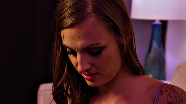 кензи лов играет покорную эскортницу и шутит, даже когда занята