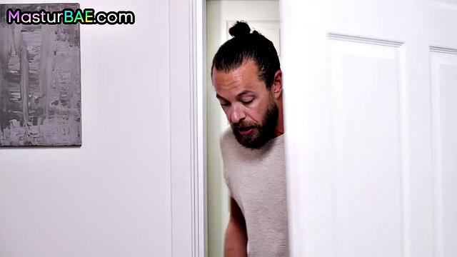 Поиграли в мастурбацию, а потом она сама захотела попасть на член любовника - не остановишь даже если захочешь!