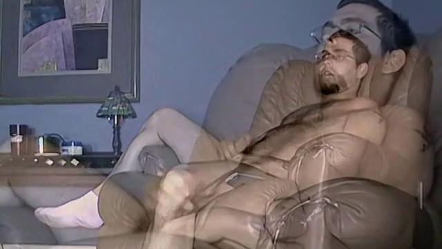 Брэд становится на колени и сосёт толстый член, пока не стонет сам