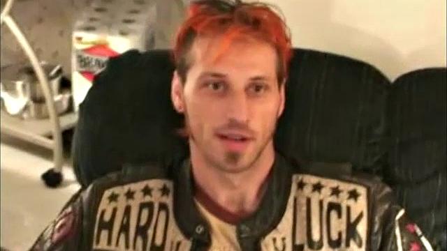 зрелая женщина медленно дрочит и доводит до оргазма