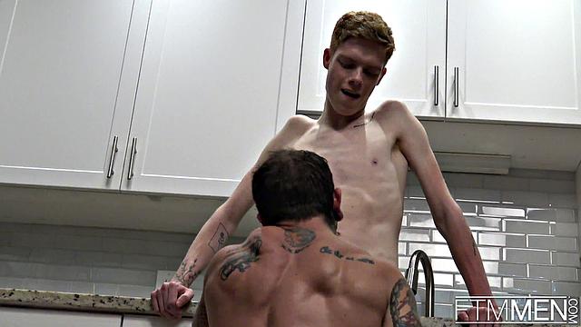 Смотри, как Джесси Даймонд берет голый член Коннора Тейлора