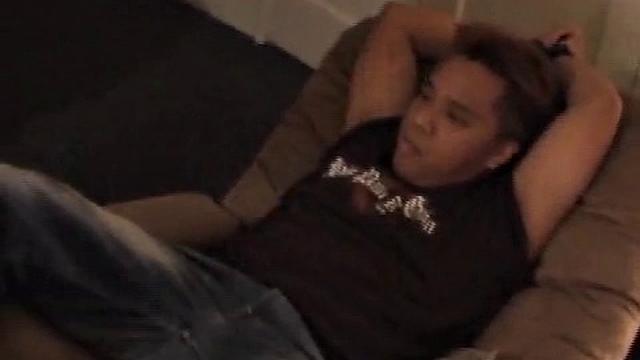 два парня связывают и беспощадно щекочут азиата на рождество