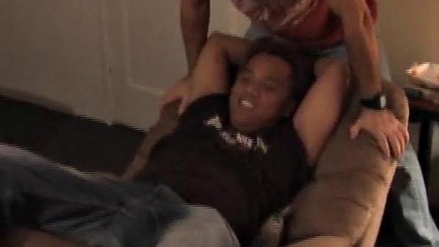 два парня связывают и беспощадно щекочут азиата на рождество