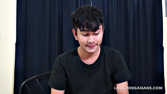 Коко не выдерживает жестких щекоток в наручниках