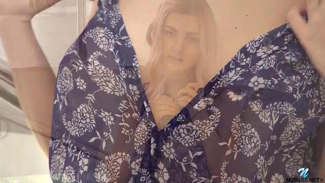 жаркая блондинка в сапогах разносит свою гладкую киску на улице