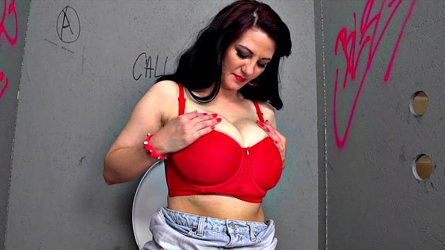 Ванесса доводит двух извращенцев в сортире, сперма стекает по её большим сиськам