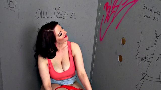 Ванесса доводит двух извращенцев в сортире, сперма стекает по её большим сиськам