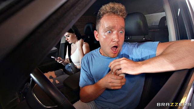 Кензи Лав устраивает горячий минет через окно на драйв-тру и получает сперму на стекло авто, пока девушка парня в шоке уезжает одна.