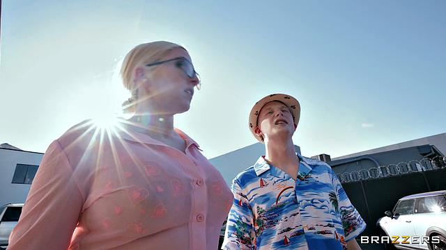 соседская нимфоманка устроила жёсткий лесби-треугольник