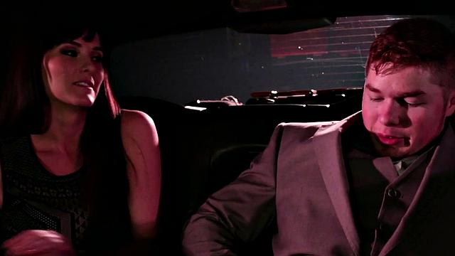 пышная зрелая кайфует от кунилингуса и скачет на члене в роскошной лимузине