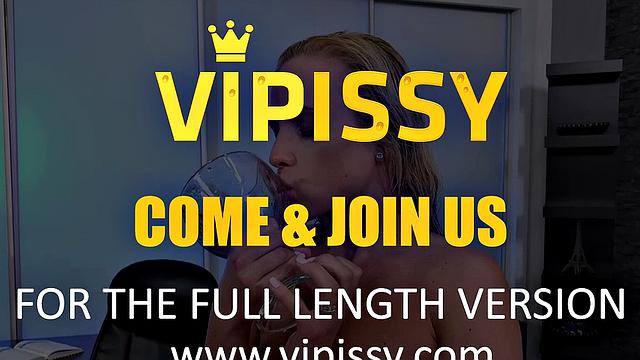 смотри, как vinna reed заливает себя горячей мочой