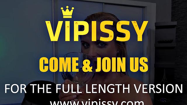 смотри, как vinna reed заливает себя горячей мочой