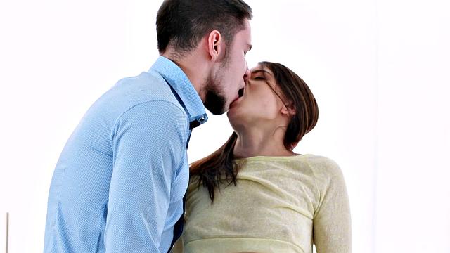 Teen Babe Lori Jane Gets Her Pussy Licked and Fucked for a Creampie