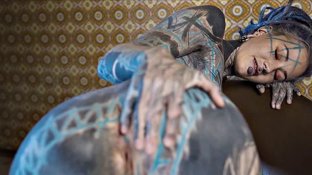 Потатурованная красотка не выдерживает бешеного анала с машиной