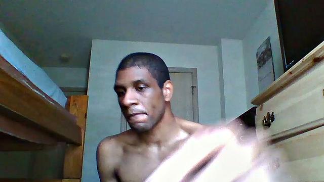 Антон дрочит так, что чёрный член аж благодарит