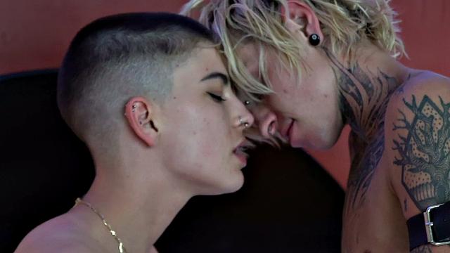 Curvy les pussylicking dyke in this kinky couple