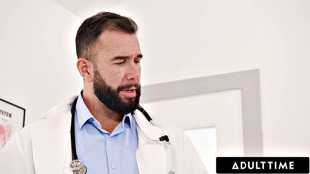 ADULT TIME - Возбуждённая малышка Элисон Рей делает мужа куколдом, трахается с его врачом! Куколд-унижение