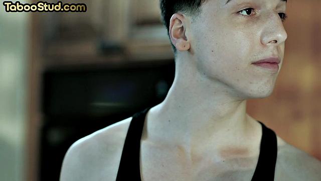 Мускулистый гей не сдержал страсть и жестко отодрал любовника раком после горячих ласк.