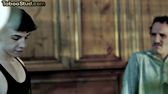 Мускулистый гей не сдержал страсть и жестко отодрал любовника раком после горячих ласк.